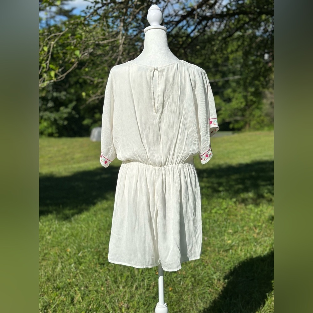 Jun & Ivy Short Sleeve V-Neck Embroidered Romper Size Large - Picture 3 of 7